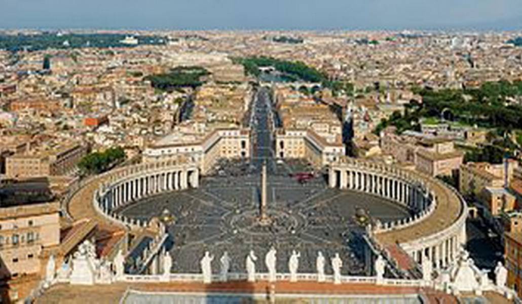 St_Peters_Square_Vatican_City_-_April_2007