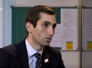 Ոտքի կանգնելը, կամ նախագահի նկարը փակցնելը սովետից մնացած մշակույթ է. ԵԼՔ