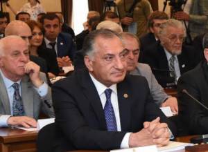 Առաջին տեղակալը կրկին Կամո Արեյանն է