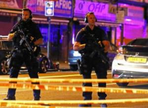 Finsbury Park Mosque: Man dies as van hits pedestrians