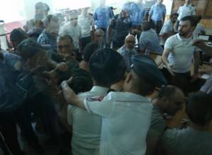 Tense situation in Yerevan court: Areg Kyureghyan tried to give a piece of paper to his lawyer
