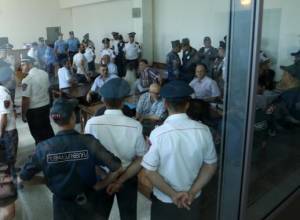 «Цепи  прикреплены к мечам, поэтому мы подняли восстание»