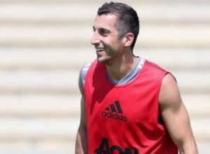 Henrikh Mkhitaryan arrives in Los Angeles with Man United