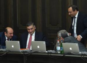 Премьер требует перемен от Арцвика Минасяна