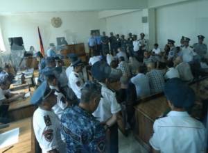 Փաստաբանի պայուսակում մետաղական իր էին փնտրում, գրիչ գտան