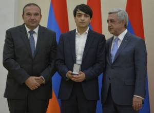 Ինչու Լևոն Մկրտչյանը չպետք է հրաժարական տա ըստ Արմեն Ռուստամյանի