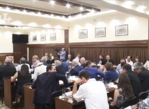 «Երկու մատով կխեղդեմ, օֆ չեմ անի». ավագանու անդամները սպառնում ու վիրավորում են միմյանց