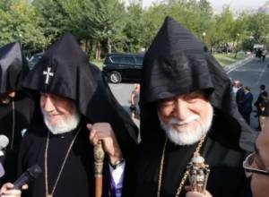 Կաթողիկոսը հորդորեց մերկապարանոց հայտարարություններ չանել