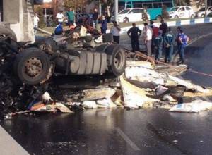 В Ереване грузовик столкнулся со стеной туннеля: есть погибший