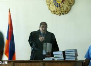 Դատախազը Սասնա ծռերի դատավորի պատկերով շապիկ է խնդրել պաշտպանից