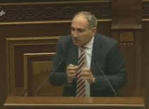 «С вашим Сержем Саргсяном сияющими шагами идете в направлении демократии?»