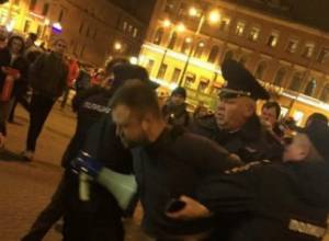 Полиция арестовывает участников несанкционированного митинга в Санкт-Петербурге