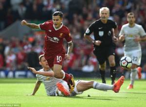 Manchester United resists Liverpool