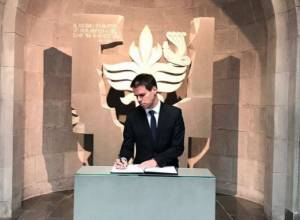 French Ambassador visits Tsitsernakaberd and makes a note