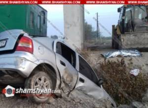 Opel столкнулся с бетонным ограждением и оказался в яме: брат на месте умер: shamshyan.com