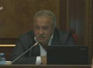 Պարտադիր զինծառայությունը կդառնա 3 տարի՞. նախարարը պատասխանում է Սասուն Միքայելյանի հարցին