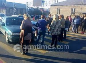 Parents block the Yerevan-Echmiadzin highway