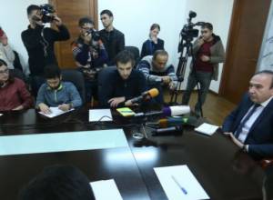 Проводящие акцию студенты с воздушными шариками движутся в сторону МОН