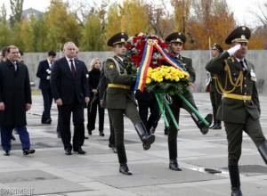 Igor Dodon's visit to Tsitsernakaberd Memorial