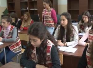 Ագգային մոտիվներով հագուստ՝ դասի ժամանակ