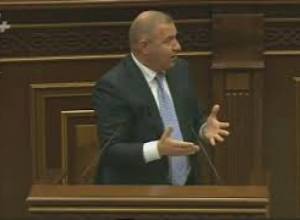 Մարդը դժգոհությունը հայտնելու համար՝ ճամպրուկը վերցնում է եւ գնում