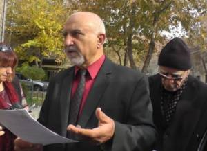 Պարույր Հայրիկյանը գրքեր նվիրեց ու դիմում ներկայացրեց ԿԸՀ