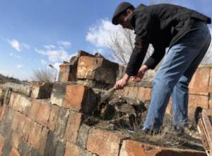 По указу министра памятники очищаются от травяного покрова