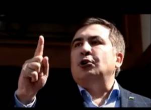 Саакашвили угрожал броситься с крыши здания из-за обыска в доме