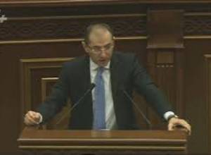ՀՀ ֆինանսների նախարար Վարդան Արամյանը ներկայացնում է  բյուջեի նախագիծը