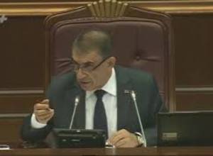 Սամվել Ալեքսանյանը ներկա չէ, սակայն, ինչ-որ հրաշքով՝ հեռակա կարգով, մասնակցում է քվեարկությանը