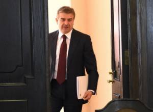 Об отсрочке, служебных автомобилях, выходных днях – заседание Правительства в прямом эфире