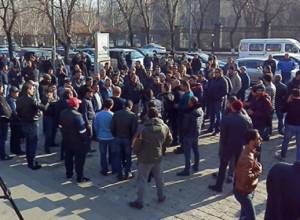 «Աջ ղեկ»-ի անդամները պահանջում են տրանսպորտի նախարարի հրաժարականը
