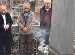 There are no officials among those who pay tribute to Hovhannes Kajaznuni