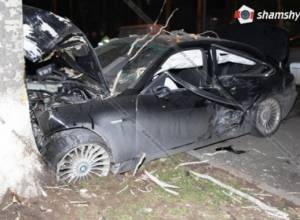 Автомобиль, столкнувшись с двумя машинами, врезался в дерево: водитель погиб