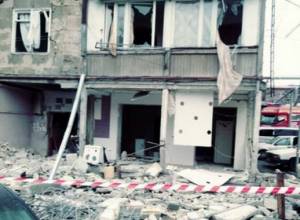 Вследствие взрыва разбились даже окна соседнего здания