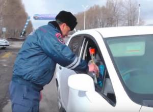 Flowers to women drivers from Traffic Police officers