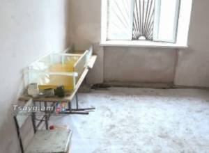 People having eyesight problems to make natural paints