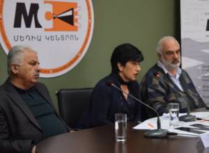 Смена власти – только посредством мирного протеста