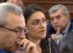 Ինչ էր մտածում տիկինը, երբ իր ամուսնու սպանության մեջ մեղադրվող անձի ձեռքերից մեդալ էր ստանում.