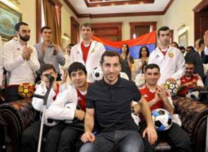 Mkhitaryan donates his car to Rehabilitation Center for wounded and disabled soldiers