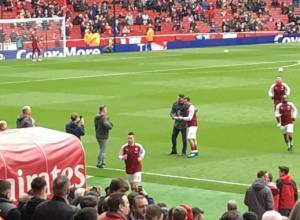 «Արսենալի» երկրպագուները մրցանակ հանձնեցին Հենրիխ Մխիթարյանին