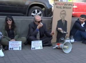 Акция «сбор средств на пенсию Сержа Саргсяна»