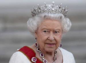 Queen Elizabeth II congratulates Armen Sakissian