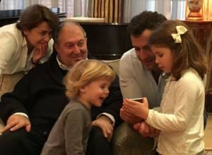 Armen Sargsyan's family photos published