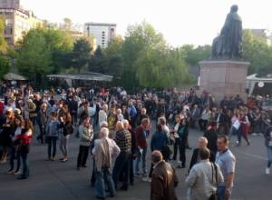 Live: Акция: Граждане прощаются с Сержем Саргсяном