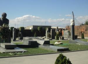 Поврежденные бронзовые статуи великих армян будут восстановлены