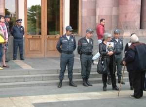 Journalists cannot enter Government building