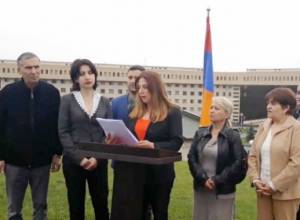 Ամբիոնով եւ եռագույնով ՊՆ-ի դիմաց․ Փոստանջյանը հանդես եկավ կոչով