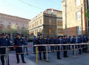 Ոստիկանները պաշտպանում են ՀՀԿ շենքը