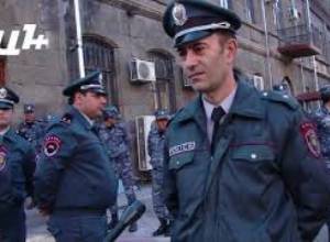 Ոստիկանները պաշտպանում են ՀՀԿ շենքը